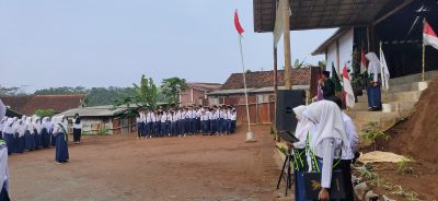 Peringati HGN, Kepala MTs Cokroaminoto Tanjungtirta Beri Pesan Moral Pentingnya Menghormati Guru